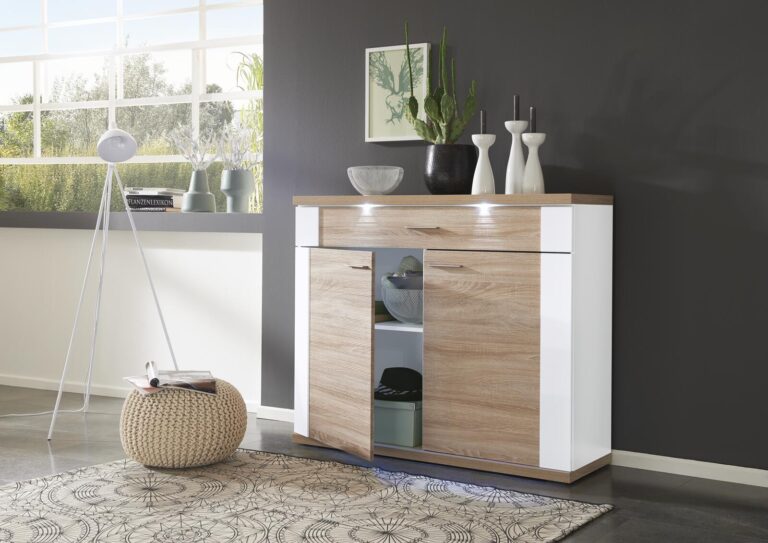 Modernes Sideboard in Weiß und Holz mit LED-Beleuchtung und offenen Türen, hinter denen sich Ablageflächen öffnen.