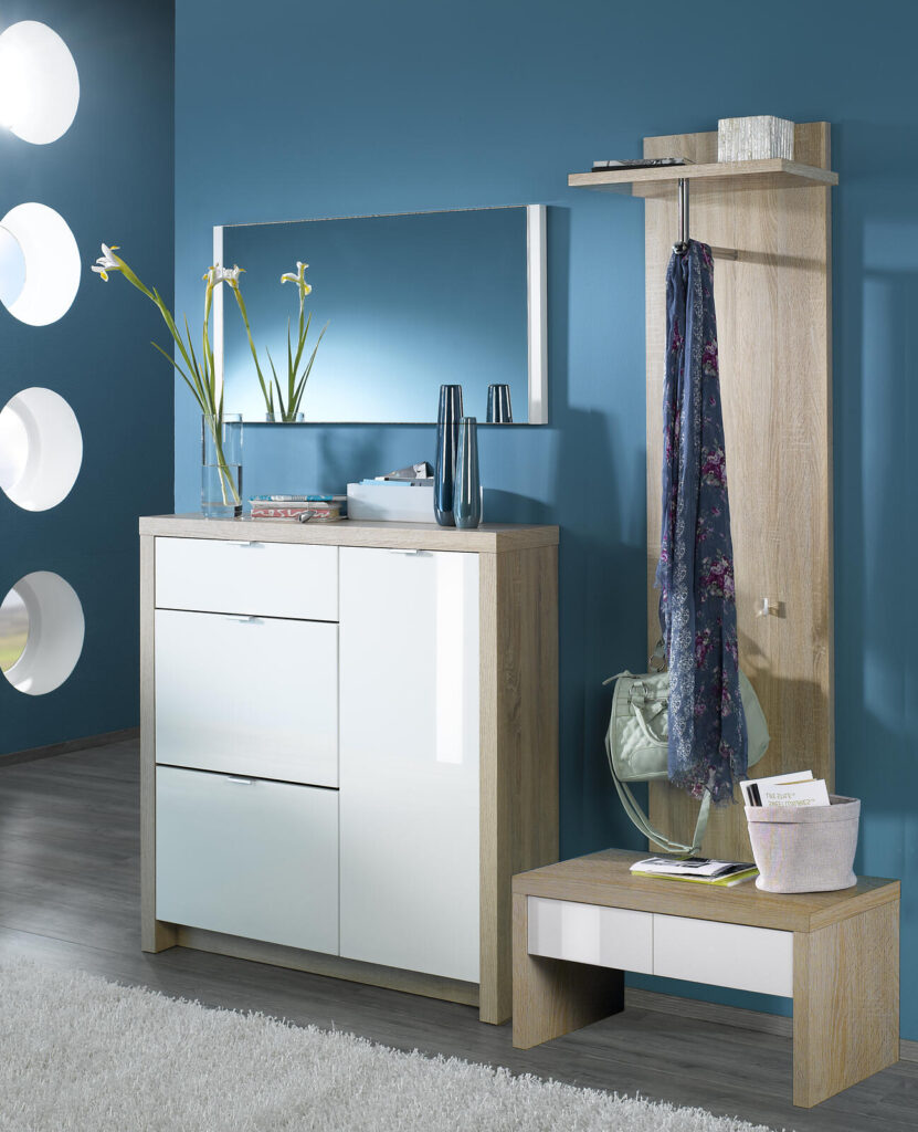 Modernes Flurmöbel-Set: Schuhschrank, Garderobe, Bank und Spiegel.