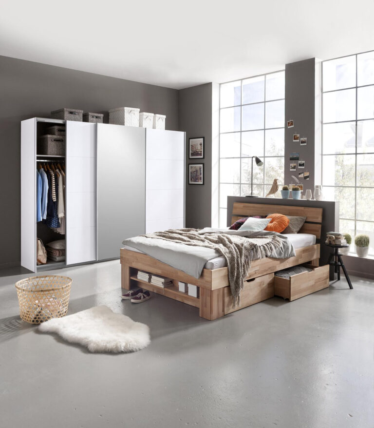 Modernes Schlafzimmer mit Plattformbett aus hellem Holz, Kleiderschrank mit Schiebetüren und grauen Wänden.