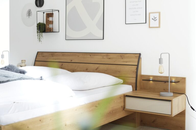 Modernes Schlafzimmer aus Eichenholz mit eingebautem Nachttisch und LED-Beleuchtung