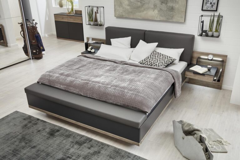 Modernes, grau gepolstertes Plattformbett mit integrierten Nachttischen und Holzakzenten.