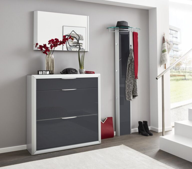 Moderne grau-weiße Fluraufbewahrung mit Spiegel, Schuhschrank und Garderobe.