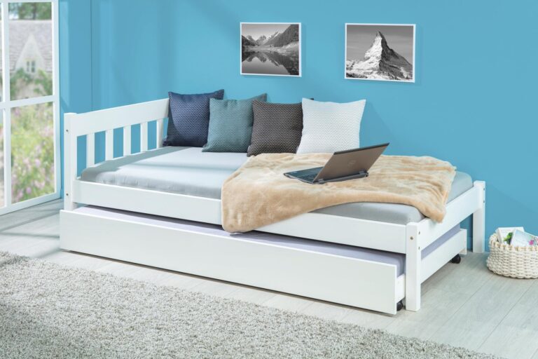 Weißes Tagesbett mit ausziehbarer Rollschublade, perfekt für ein Kinder- oder Gästezimmer.