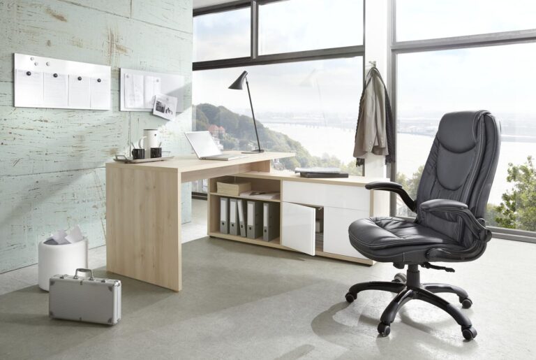 Moderner L-förmiger Home-Office-Schreibtisch mit schwarzem Chefsessel aus Leder
