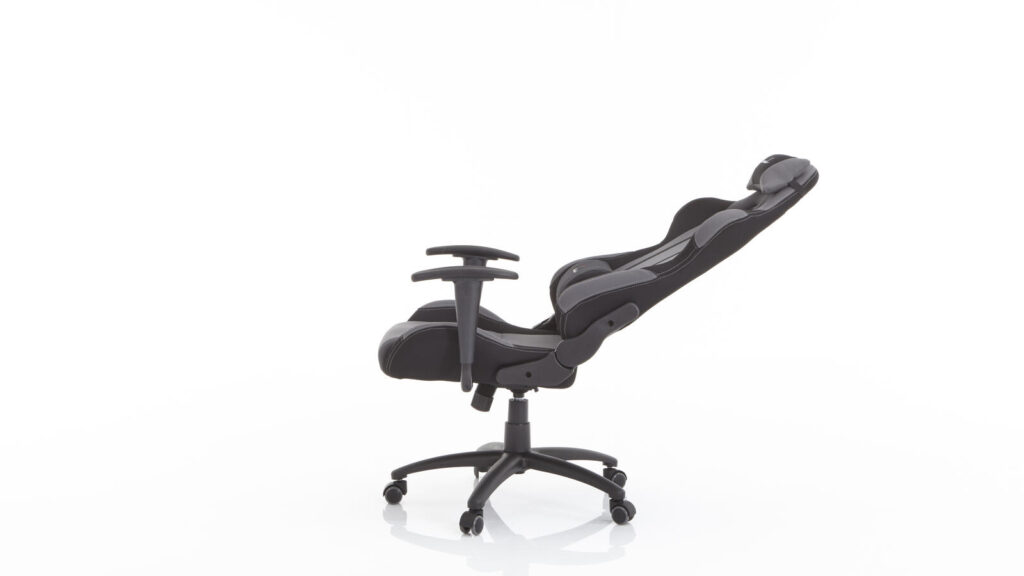 Schwarz-grauer ergonomischer Gaming-Stuhl mit verstellbaren, leicht nach hinten geneigten Armlehnen.