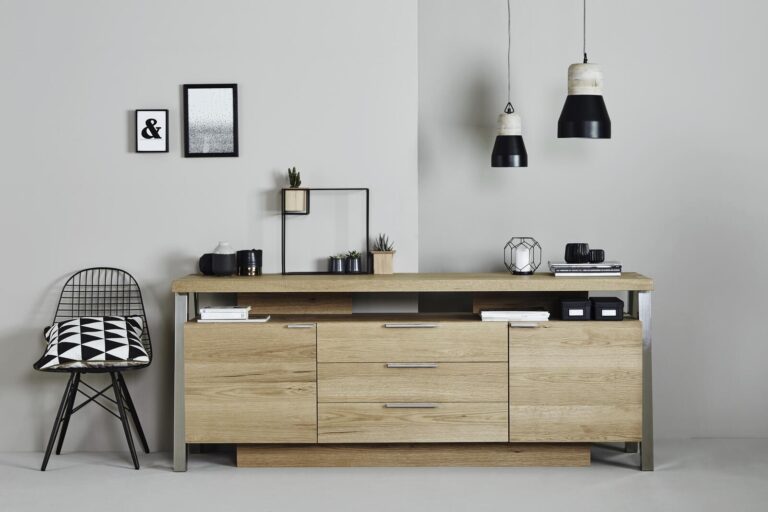 Modernes Sideboard aus heller Eiche mit schwarzen Metallbeinen, stilvollem Dekor und Pendelleuchten.