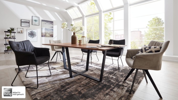 Modernes Esszimmer mit Holztisch und stilvollen Sesseln.