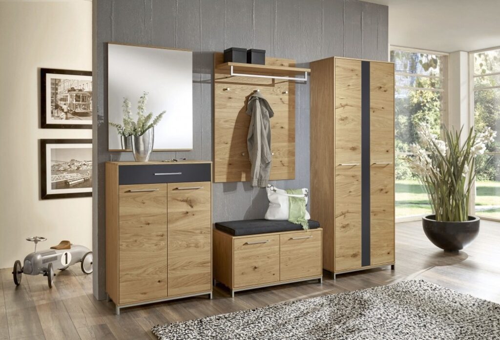 Modernes Flurmöbel-Set aus Eichenholz mit Garderobe, Schuhablage und Spiegel.