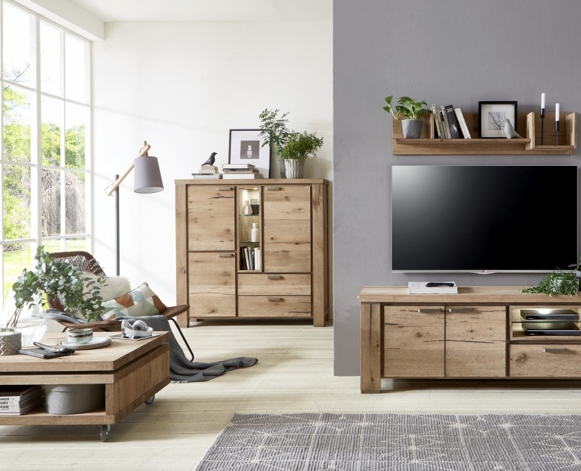 Modernes Wohnzimmer mit Möbeln aus Eichenholz, einschließlich Fernsehtisch und Schrank.