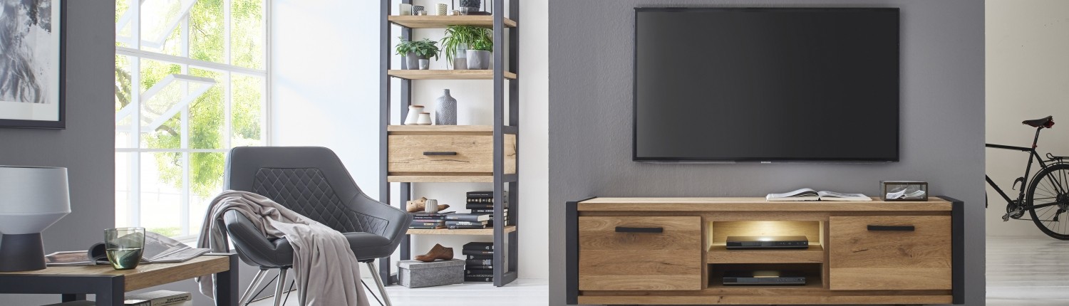 Modernes Wohnzimmer mit TV-Ständer, Regal und Sessel aus Eichenholz.