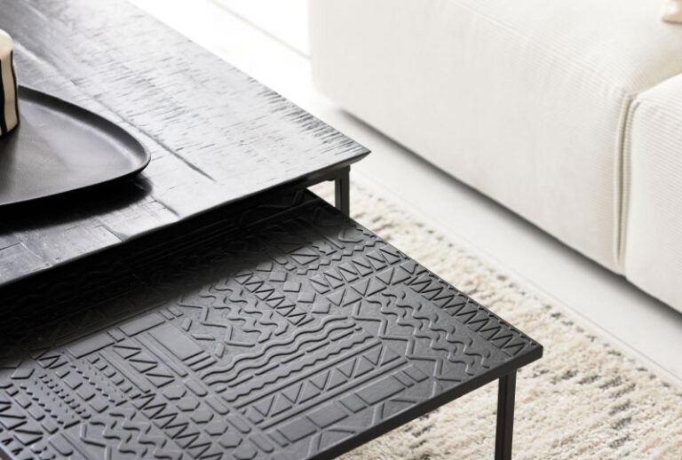 Schwarze Satztische mit geometrischem Muster auf dem unteren Tisch. Moderne Wohnzimmermöbel.