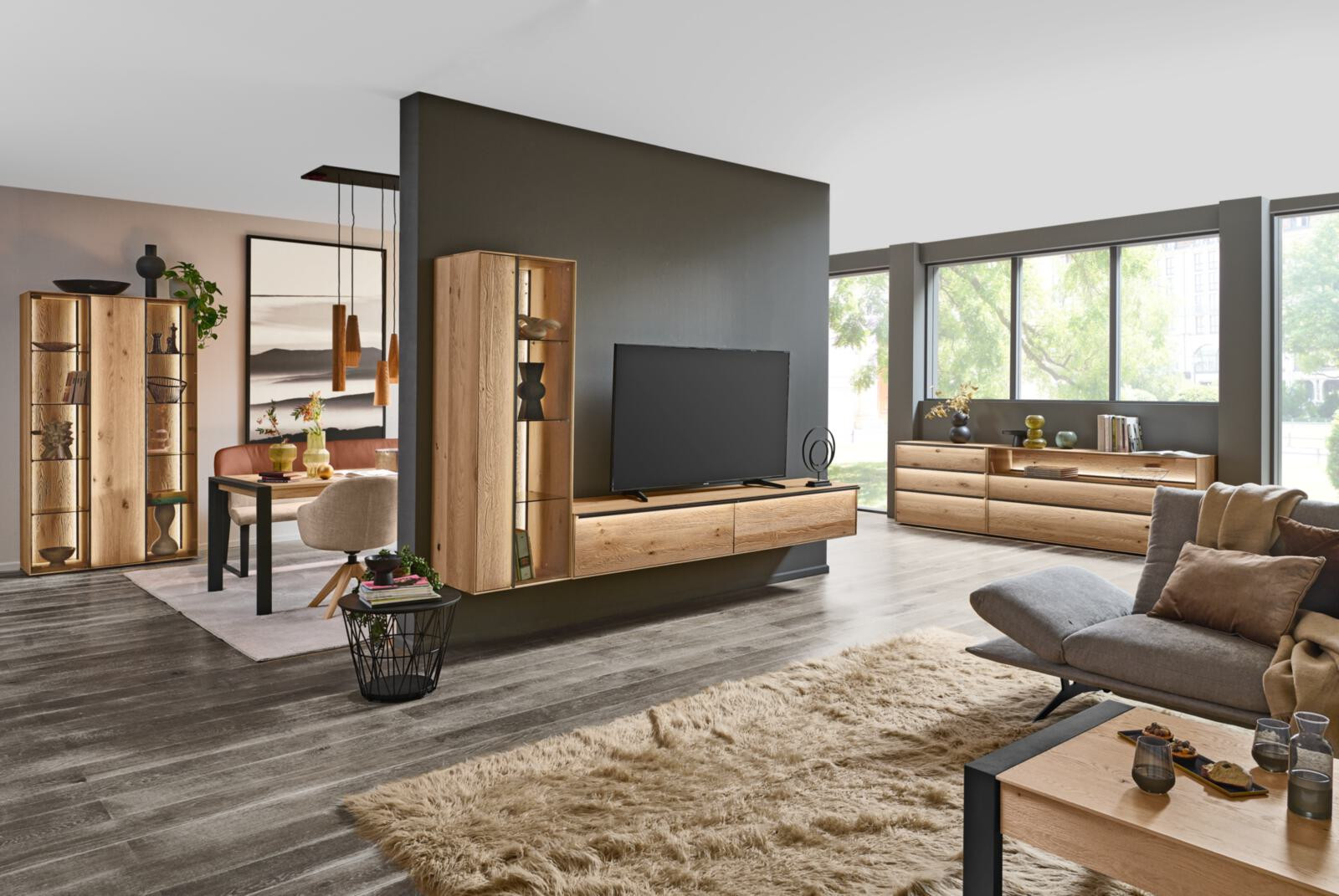 Modernes Wohnzimmer-Design mit Holzmöbeln von Interliving Boer. Varianta Studio Einrichtung.