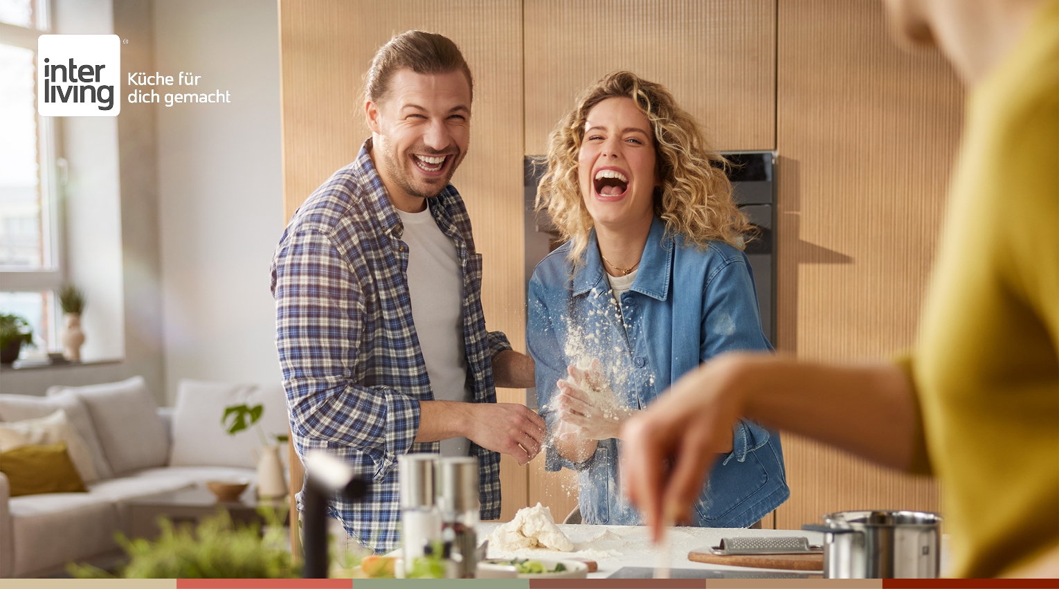 Mann und Frau in der Küche; beide lachen