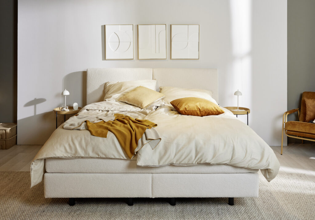 Weißes Bett mit gelben Kissen