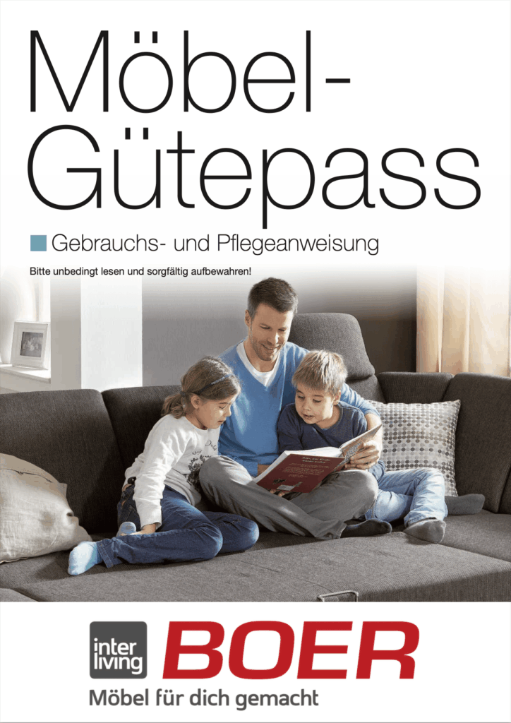 Möbel-Gütepass; Mann sitzt mit seinem 2 Kindern auf der Couch und liest ihnen was vor