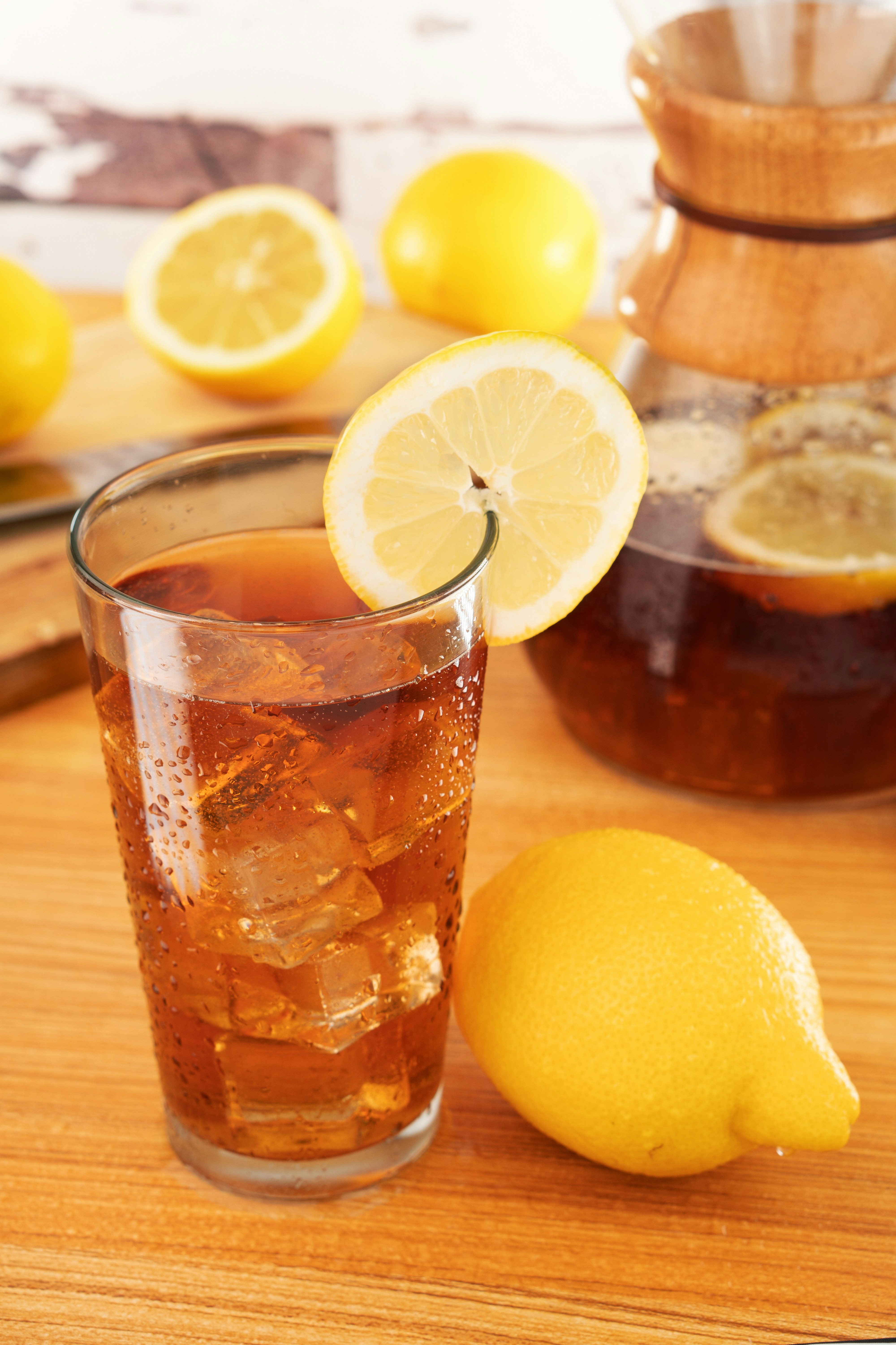 Glas Eistee mit Zitronenscheiben, erfrischender Sommerdrink