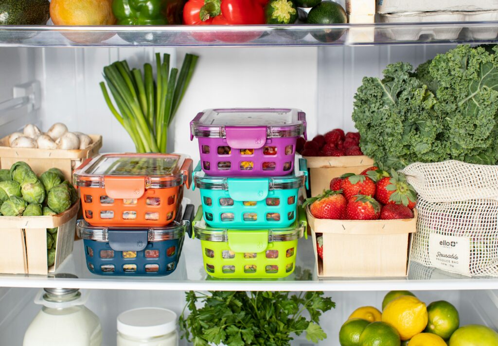 Meal Prep Kühlschrank gefüllt mit Gemüse, Obst und Meal Prep Behältern für stressfreie Wochen im Herbst.