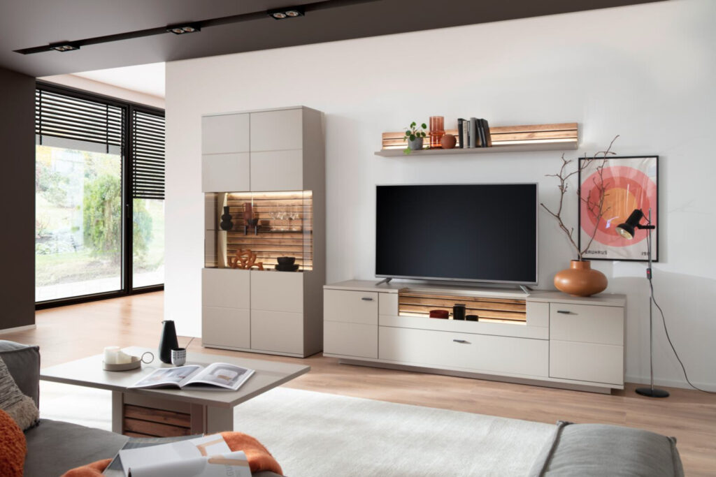 Modernes Wohnzimmer mit TV-Wand, Schrank und minimalistischem Couchtisch.