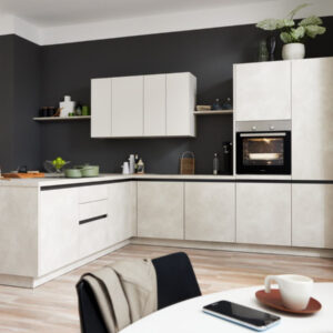 Moderne Küche in Grau- und Weißtönen mit Kochinsel und Einbaugeräten.