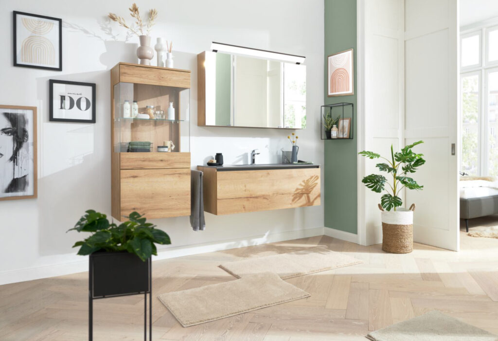 Modernes Badezimmer mit Holzwaschtisch, Spiegel und Pflanzen. Helle, freundliche Atmosphäre.