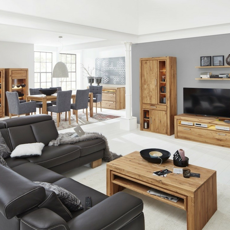 Modernes Wohn- und Esszimmer mit Holzmöbeln von Interliving Boer für die kalte Jahreszeit.