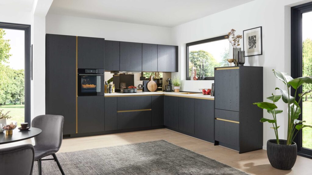 Moderne Küche mit schwarzen Schränken und minimalistischem Design.