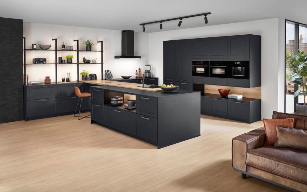 Moderne Küche in Anthrazit mit Kochinsel und Regalen. Elegantes Küchendesign mit Holzelementen und Sitzgelegenheit.