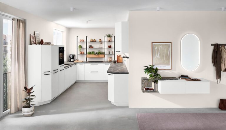Moderne weiße Küche mit Regalen und stilvoller Dekoration. Küchen 2026.