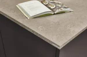 Kuechenarbeitsplatte aus Stein mit Kochbuch. Arbeitsplatz-Detailaufnahme.