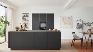 Moderne Küche mit schwarzen Schränken, Backofen und Esstisch Culineo Design Inselkueche Anthrazit