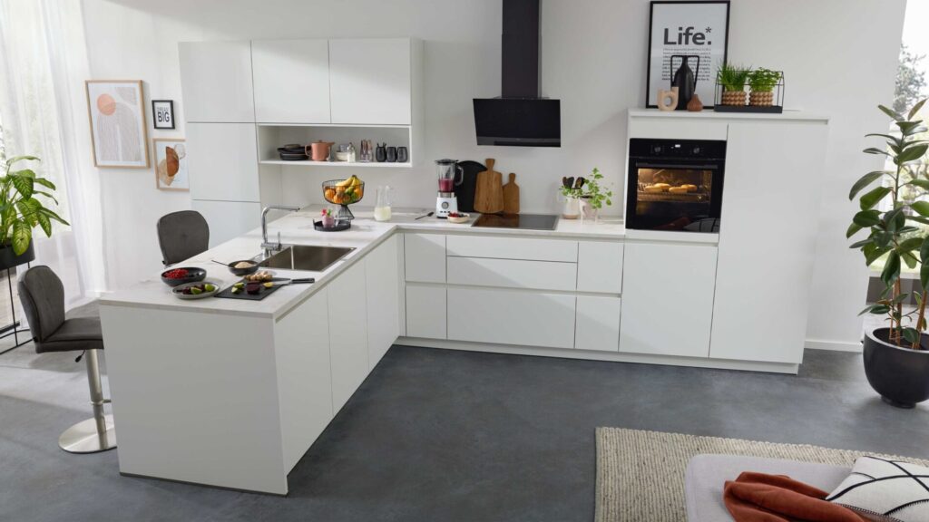 Stauraum in der Kueche Moderne weiße Küche mit Kücheninsel, Backofen und Kühlschrank