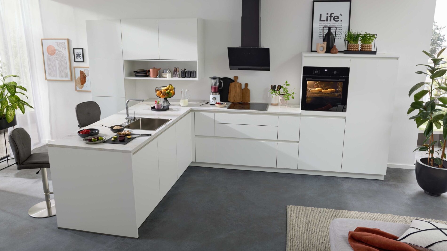 Stauraum in der Kueche Moderne weiße Küche mit Kücheninsel, Backofen und Kühlschrank