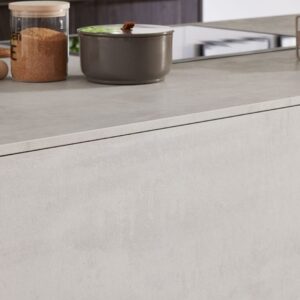 Moderne Küche mit heller Betonarbeitsplatte, Kochtopf und Zuckerglas