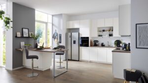 Kueche planen: Kuechenform finden Moderne weiße Küche mit Kücheninsel und Essbereich