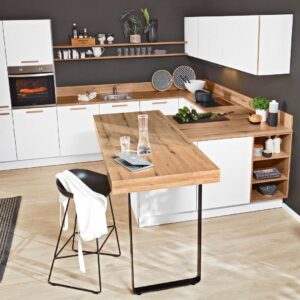Moderne weiße Küche mit Eckarbeitsplatte und Esstisch