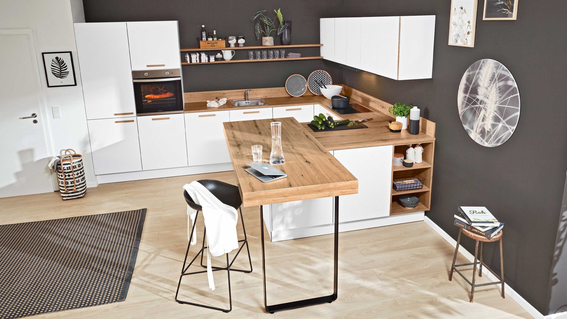 interliving-u-kueche-weiss-matt-mit-holz-arbeitsplatte-und-bartheke