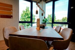 Interliving Boer Esstisch Massivholz Lederstuehle Ausstellung