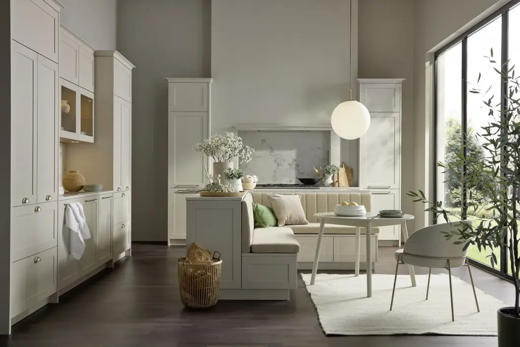 Moderne beige Küche mit Sitzbank und Esstisch