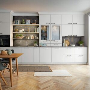 Moderne weiße Küche mit Essbereich und Holzboden