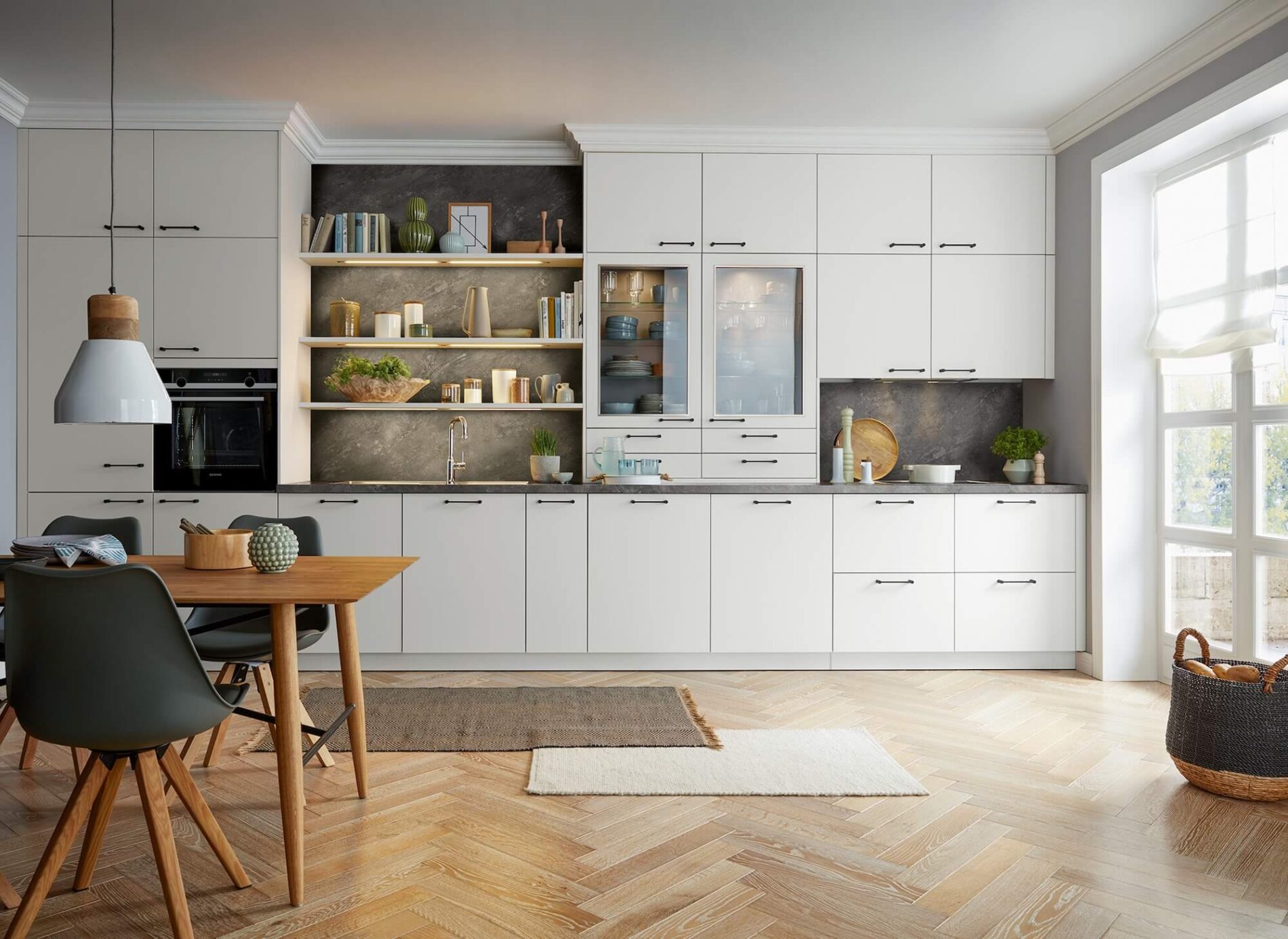 Moderne weiße Küche mit Essbereich und Holzboden